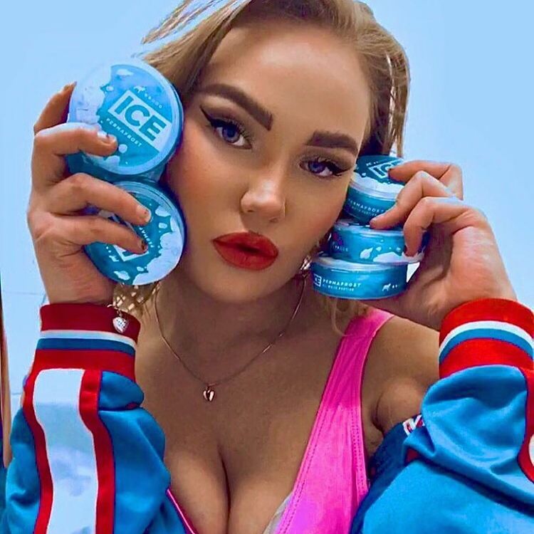 Somevaikuttaja esittelee nikotiinipusseja joiden avulla hän on päässyt tupakasta eroon.